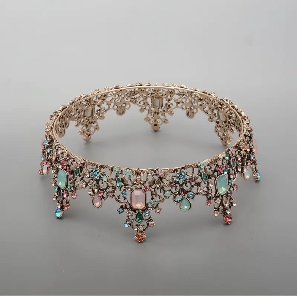SALE**
Elegant Gold Rhinestone Tiara - Picture 3 of 5
